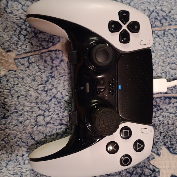 Various brand new controllers, including the scuff instinct pro Xbox controller. - Picture 5 of 6